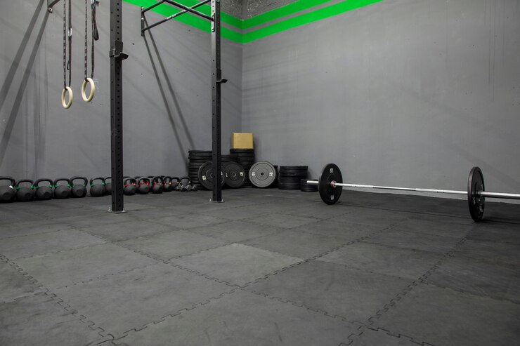 Gimnasio con equipo para hacer ejercicio de pesas
