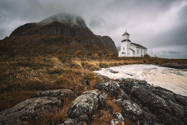 Chiesa di gimsoy sulle isole lofoten in norvegia