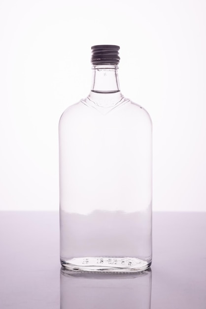 Gin fles op witte achtergrond alcoholische drank