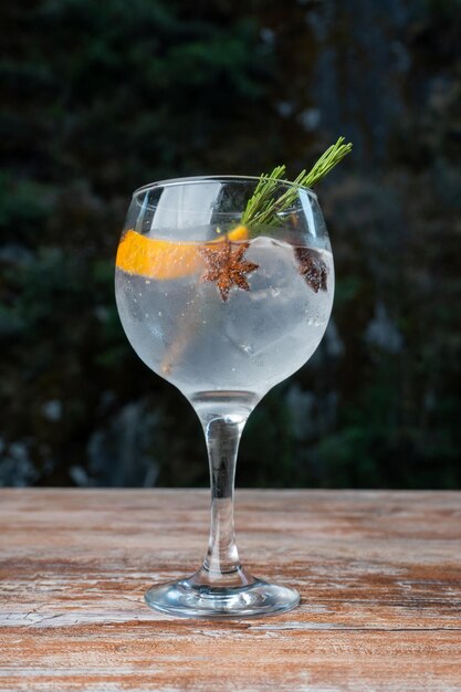 Photo gin tonic cocktail on a bar counter