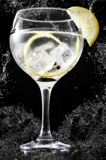 Gin tonic cocktail splash