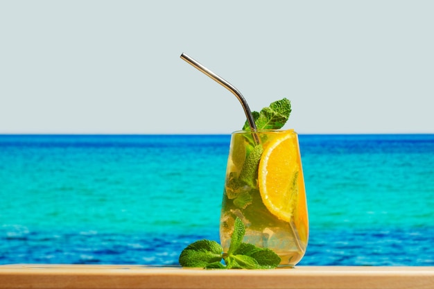 Коктейль с джином и тоником на летнем пляже