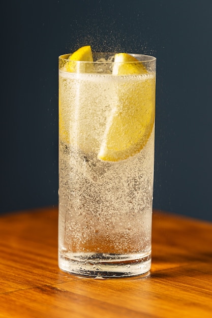 Foto cocktail gin tonic.