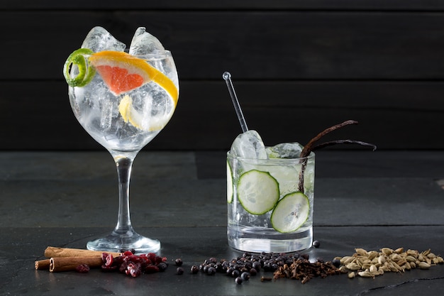 Gin tonic cocktails con cetriolo e pompelmo