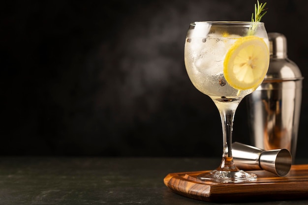 Foto gin tonic guarnito con limone e rosmarino