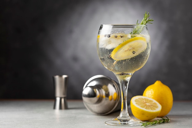 Foto gin tonic guarnito con limone e rosmarino