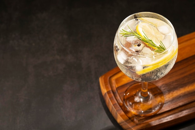 Gin Tonic gegarneerd met citroen en rozemarijn