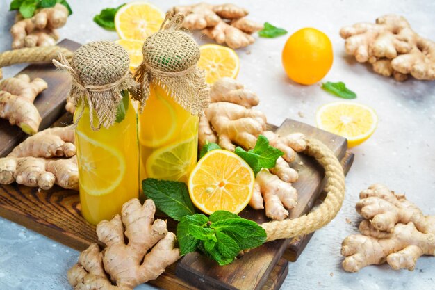 Ginger ale bevanda probiotica organica al limone e zenzero fatta in casa o spazio per la copia di kombucha concetto di bevanda salutare vitaminica su uno sfondo di pietra