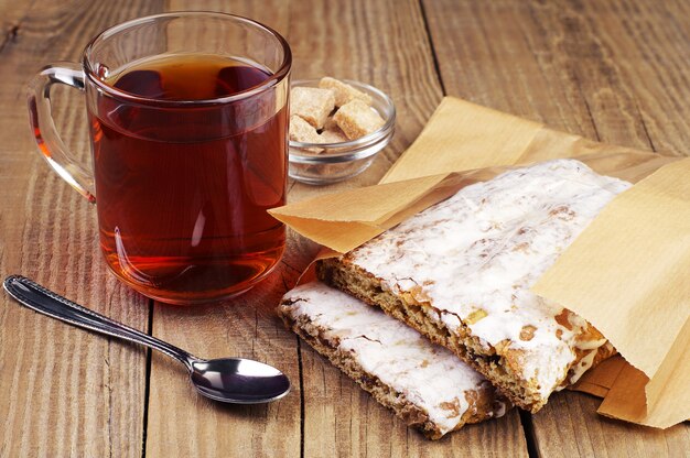 Photo ginger breads and cup of tea on wooden table