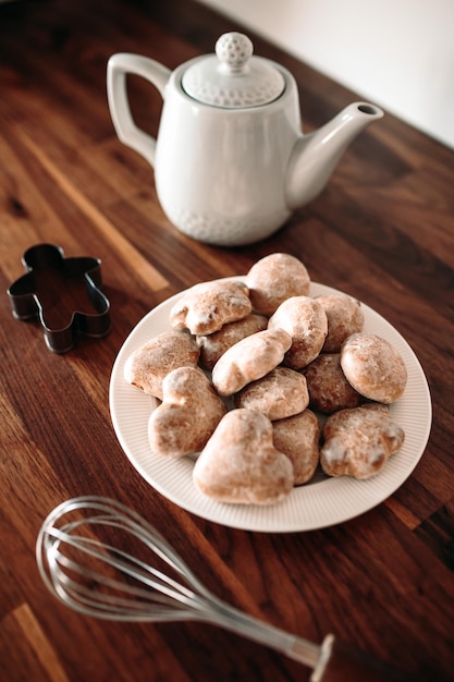 Foto biscotti allo zenzero sulla tavola di legno. cucina casalinga accogliente. cottura casalinga.