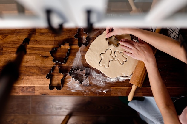 Foto biscotti allo zenzero sulla tavola di legno. cucina casalinga accogliente. cottura casalinga.