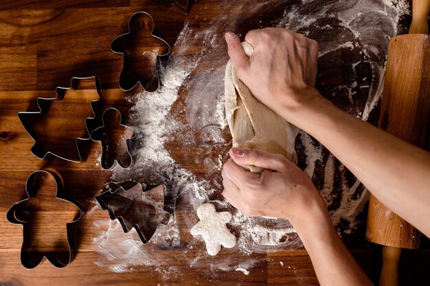 Biscotti allo zenzero sulla tavola di legno. cucina casalinga accogliente. cottura casalinga.