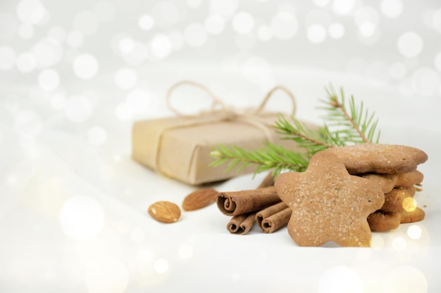 白い背景をぼかした写真クリスマス ギフトに砂糖シナモンとジンジャー クッキー アスタリスク