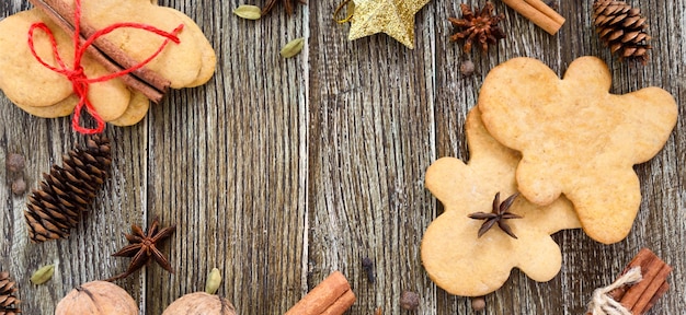 Biscotti allo zenzero su un tavolo di legno con spezie. omino di marzapane