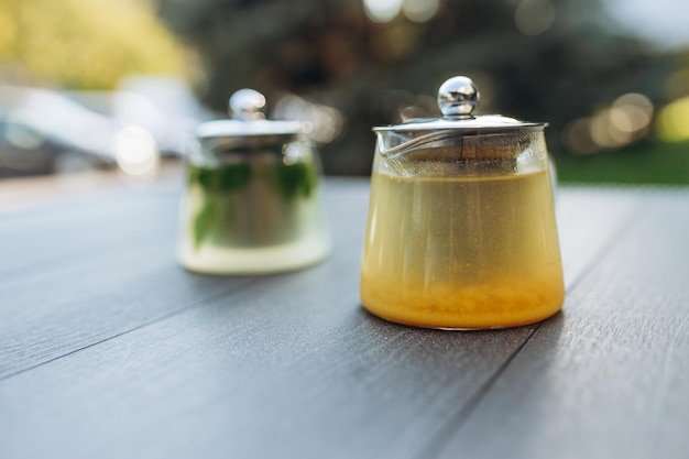 Фото Имбирный травяной чай в чайнике два чая на столе