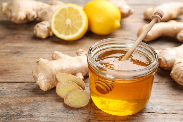 Foto miele di zenzero e limone su tavola di legno rimedi naturali contro il raffreddore