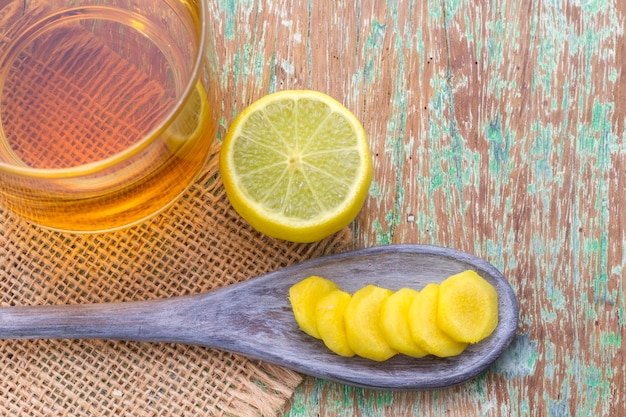 Photo ginger and lemon on the table seen from above