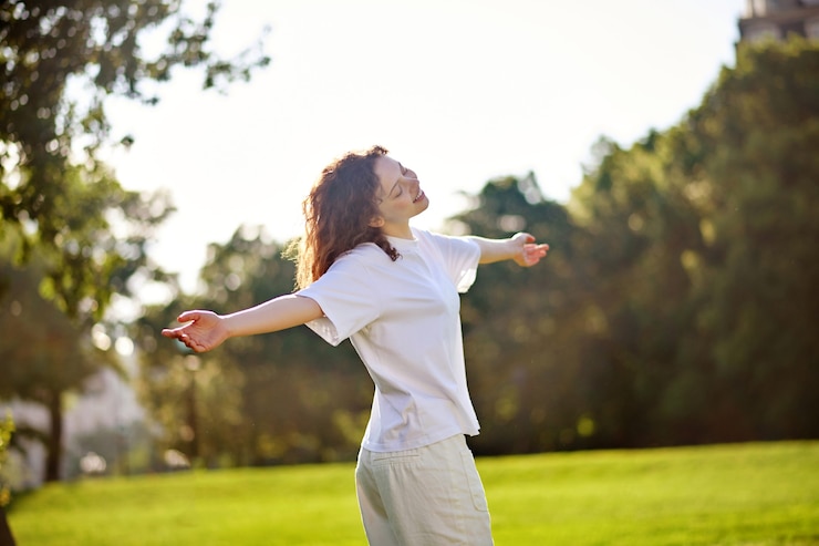 Photo a ginger long-haired girl spending time in a park feeling happy