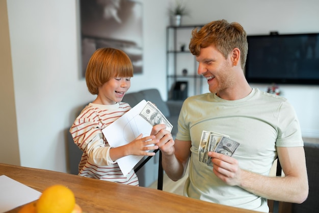 Ginger man en zijn zoon brengen samen tijd door en hebben plezier