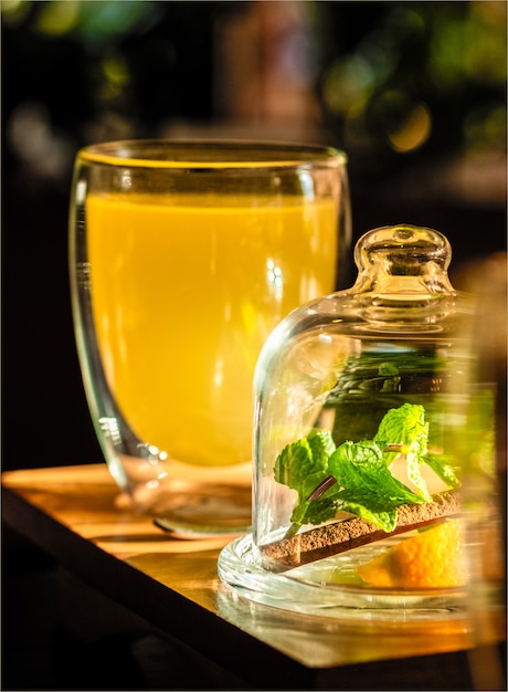 Ginger-mint thee met citrusvruchten in het café-restaurant om te drinken, ontspan goed