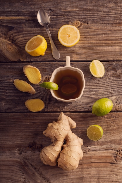 Foto tè allo zenzero con lime in una tazza bianca