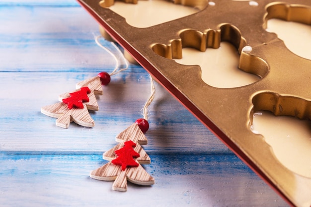 Foto gingerbread e biscotti forno di cottura è riempito con pasta di natale e capodanno cottura casalinga