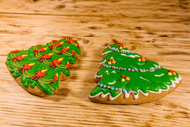 Photo gingerbread christmas trees on rustic wooden table