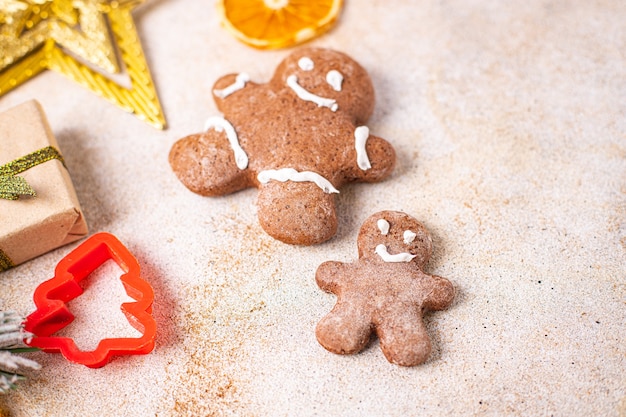 ジンジャーブレッドクッキークリスマス新年は甘いデザートを扱いますジンジャーブレッドマンジンジャーミールスナック