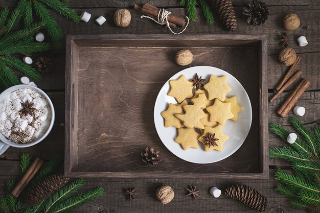 Biscotto di panpepato sotto forma di stelle sul vassoio rustico. sfondo di cibo di natale.