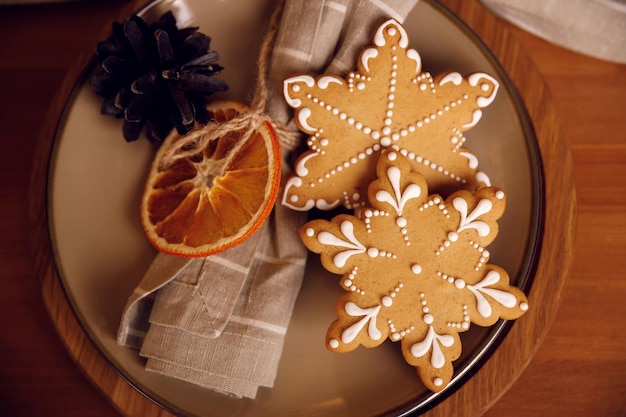 Photo gingerbread cookie on a plate on wooden table