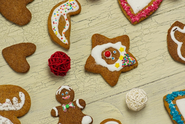 クリスマスプレゼントのジンジャーブレッドクッキークリスマスのユニークな自家製ジンジャーブレッドシュガークッキー