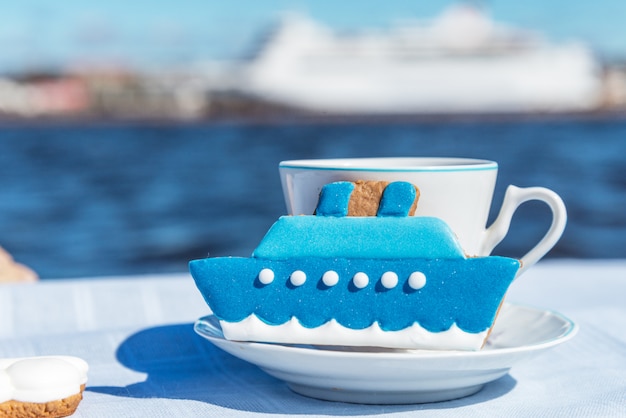 Gingerbread cookies cruiseschip, met koffiekopje