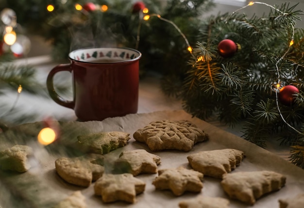 ジンジャーブレッドのクッキーと熱いお茶 クリスマスの雰囲気