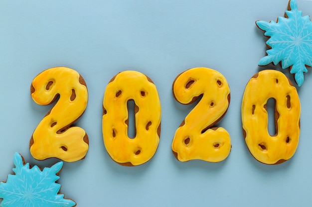 写真 数字2020の形のジンジャーブレッドクッキー、クリスマスやノエルの休日、幸せな新年の贈り物