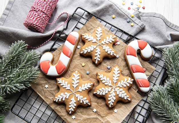 Gingerbread cookies on a metal baking rack, decorating christmas cookies