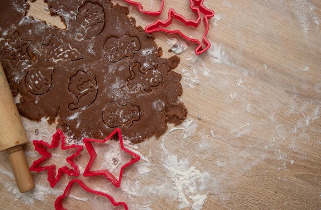 クリスマス クッキーとクッキー カッターのジンジャーブレッド生地。コピー スペース。クリスマス フラットレイ。