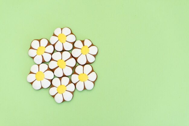 Gingerbread in the form of daisies on green