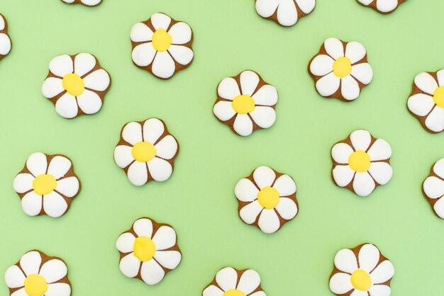 Photo gingerbread in the form of daisies on yellow.