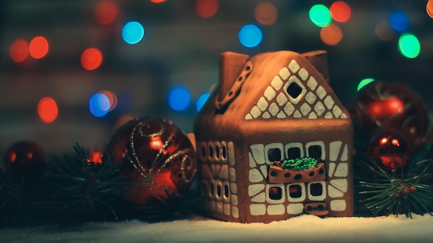 Фото Пряничный домик и елочные игрушки на праздничных му