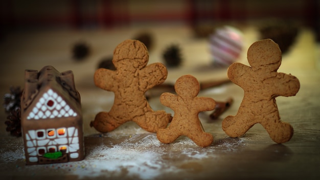 Photo gingerbread house gingerbread men on blurred background of the t