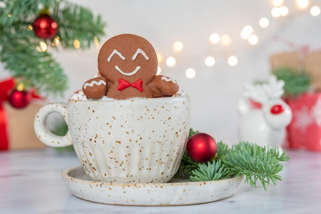 Gingerbread koekjesman in een warme chocolademelk