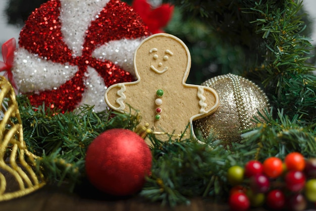Gingerbread man cookie en ornamenten op een kerstboom Kerst achtergrond selectieve aandacht