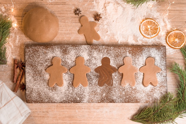 Foto biscotti di panpepato per le vacanze di natale. il processo di produzione di biscotti allo zenzero con miele