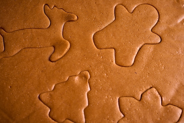 Gingerbread man deeg snijden met aluminium mallen