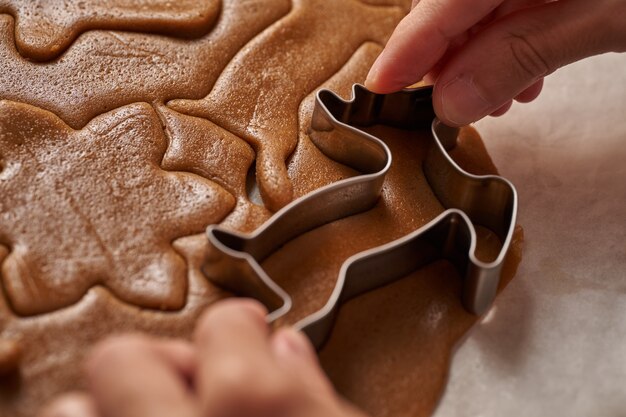 Gingerbread man deeg snijden met aluminium mallen