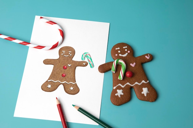 Photo gingerbread man and a gingerbread man on a white sheet