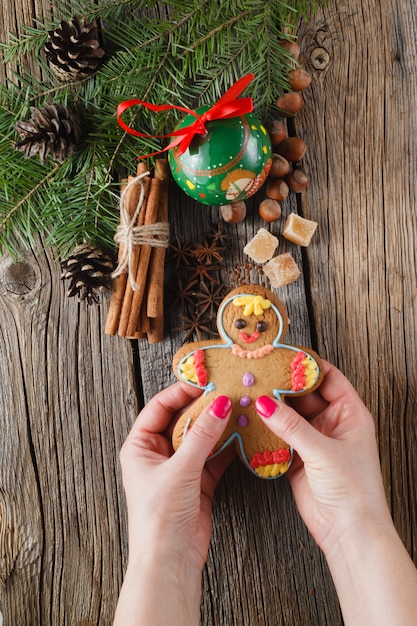 Gingerbread man op specerijen, kaneel en anijs