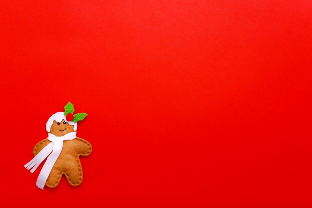 赤い背景の休日のコンセプトのクリスマスの背景にジンジャーブレッドマン