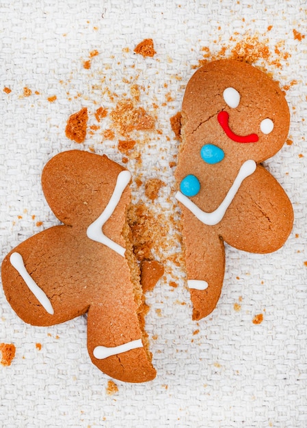 Photo gingerbread man on rustic style table