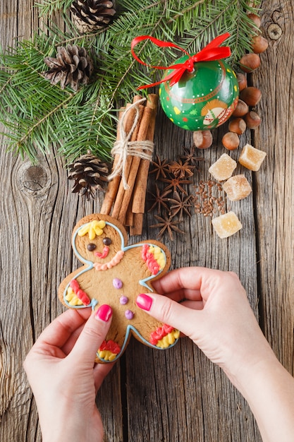 Gingerbread man su spezie, cannella e anice